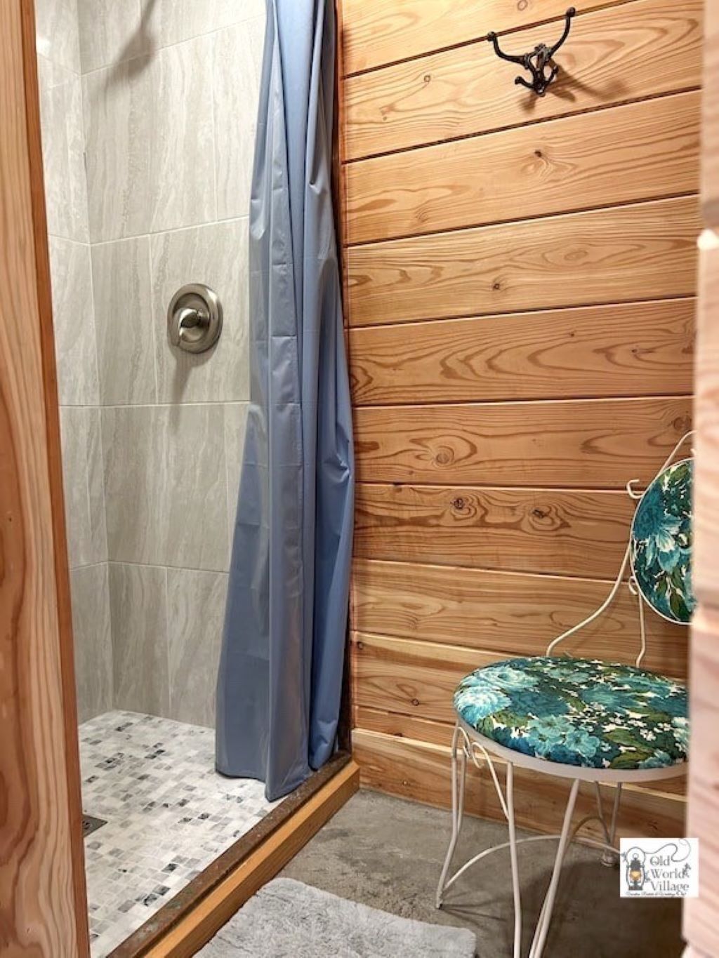 Douche, sèche-cheveux, serviettes fournies, savon