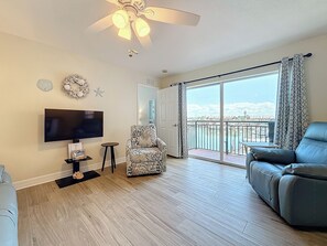 Smart TV, DVD player, books - UNIT 411 Beautiful View of Marina.  Beach and John's Pass Boardwalk a short walk (Madeira Beach)