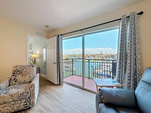 Smart TV, DVD player, books - UNIT 411 Beautiful View of Marina.  Beach and John's Pass Boardwalk a short walk (Madeira Beach)