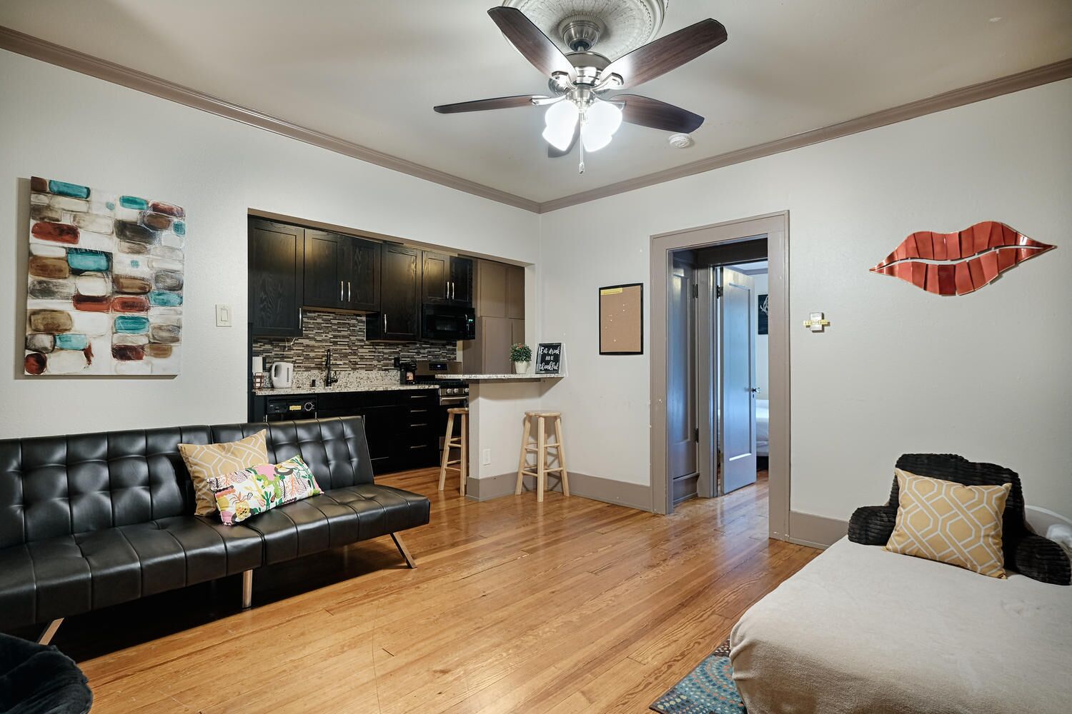 DOWNTOWN AUSTIN HAVEN-FENCE DOG AREA Sleep 5-ACL,SXSW, Shop,restaurants-Walkable