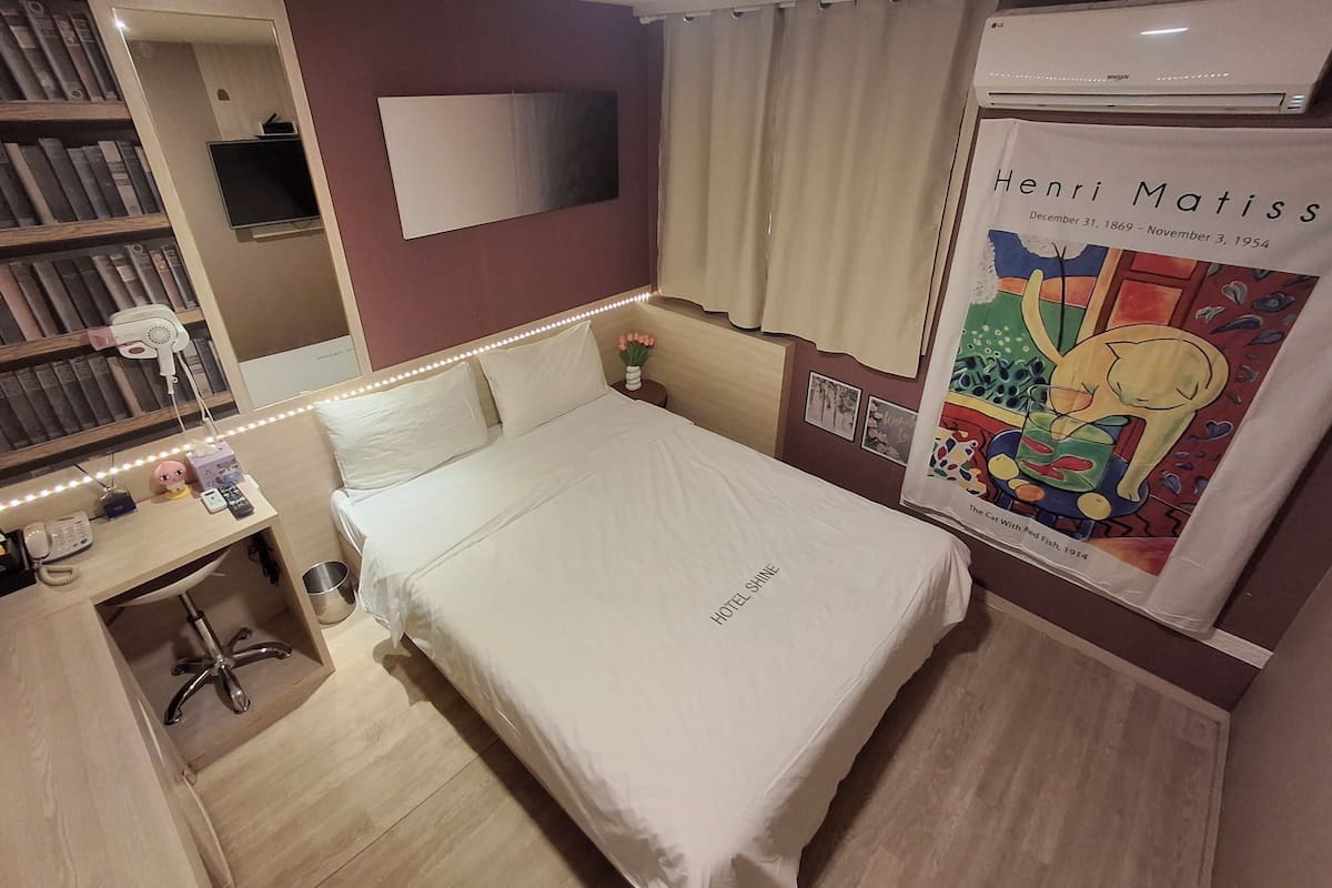 Standard Room | 1 bedroom, individually decorated, individually furnished, desk