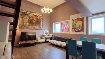 Family Room | Dihias secara berasingan, dilengkapkan perabot secara berasingan, meja