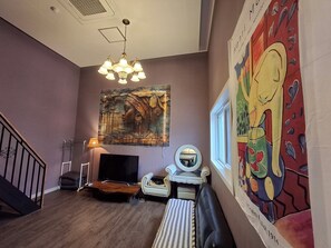 Decoración personalizada, muebles diferentes y escritorio 