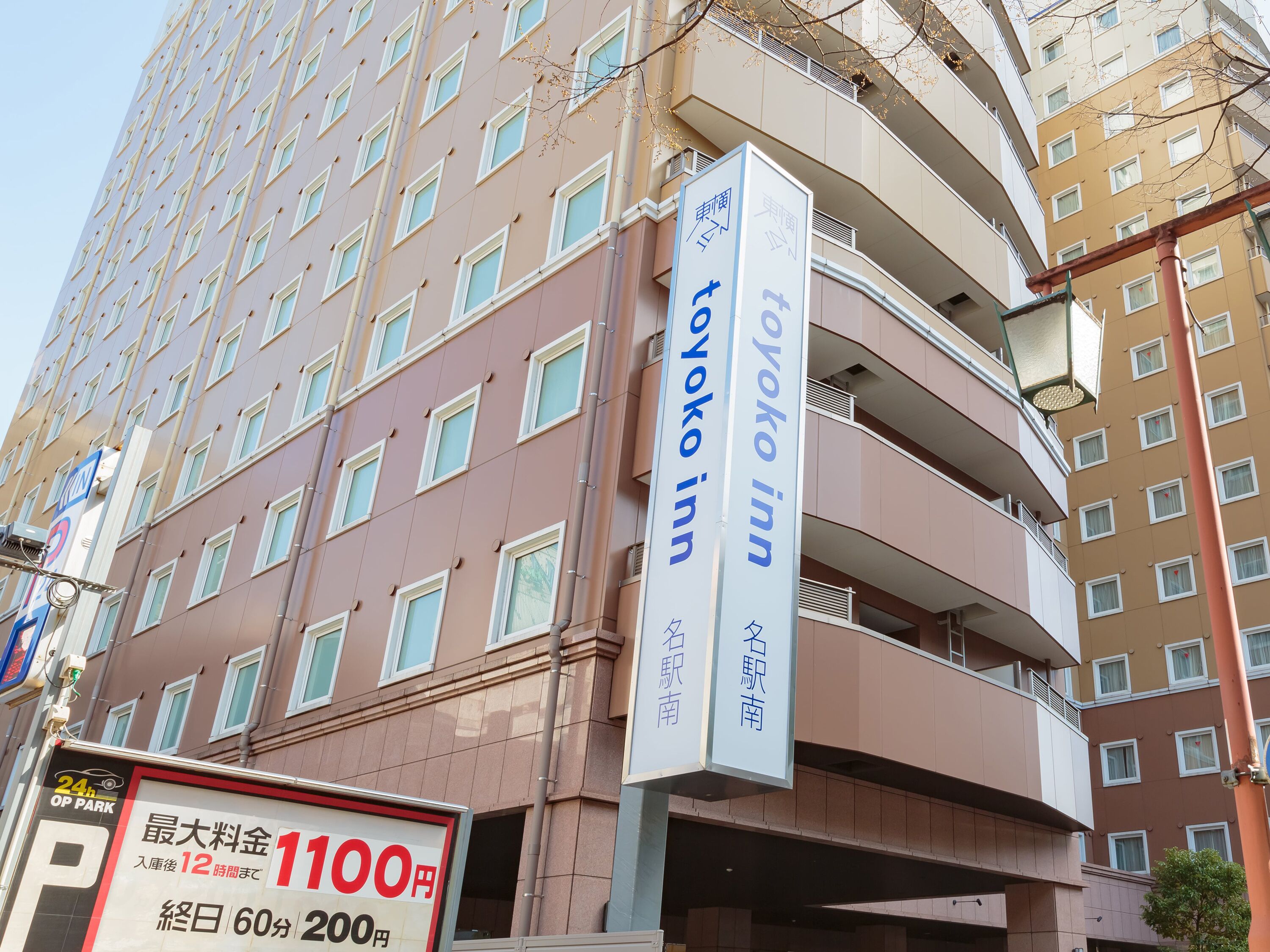 Een meerhoog gebouw met een opvallend bord met daarop Toyoko Inn.