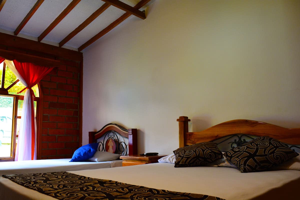 Quadruple Room | Peti besi dalam bilik, langsir/tirai gelap terus