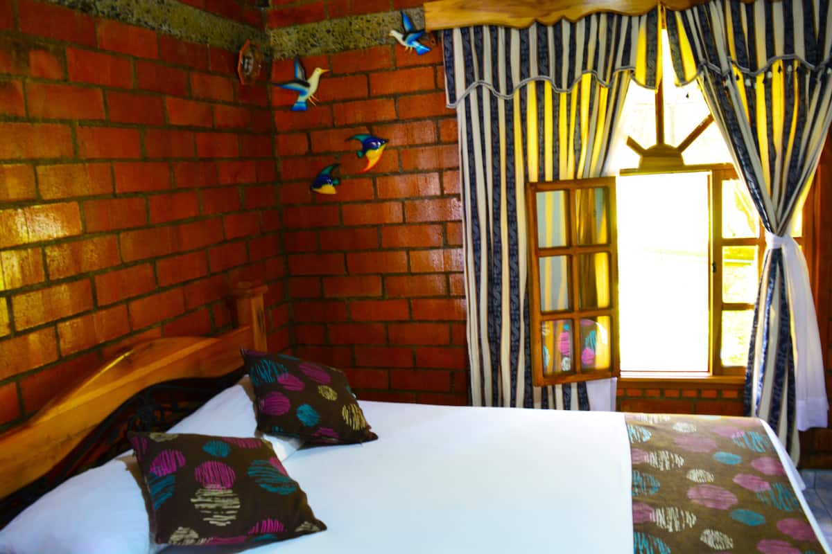 Quintuple Room | Peti besi dalam bilik, langsir/tirai gelap terus