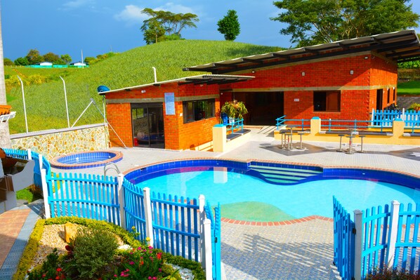 Outdoor pool - Hostal Valle De Las Camelias (Pereira)