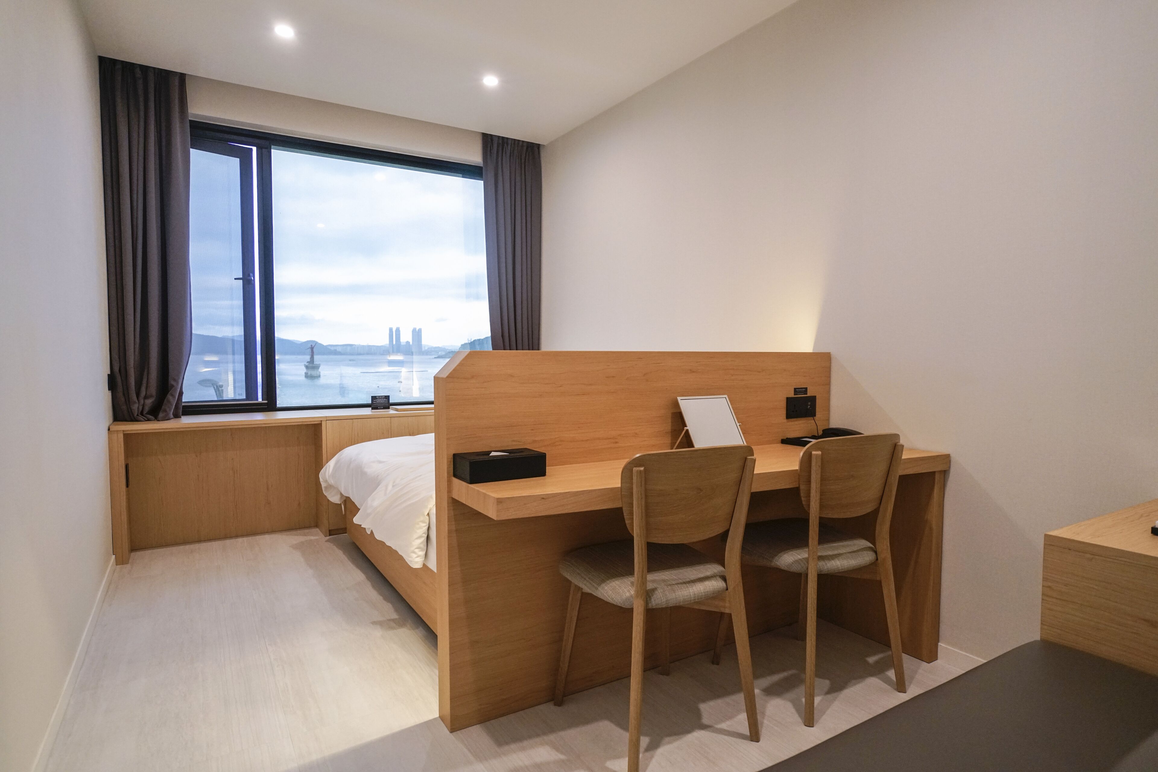 ocean double room | desk, blackout curtains, soundproofing, free wifi