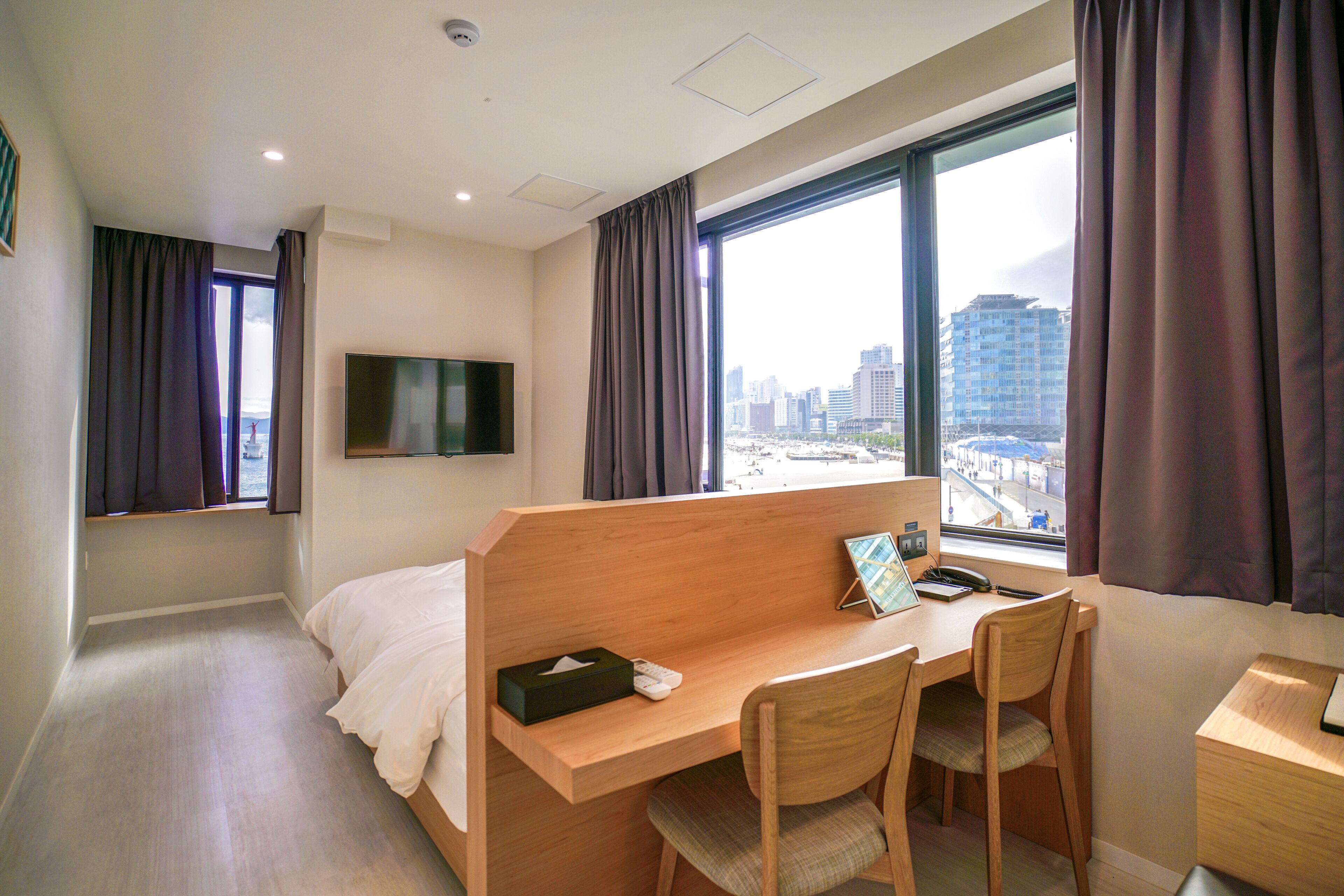 ocean double room | desk, blackout curtains, soundproofing, free wifi