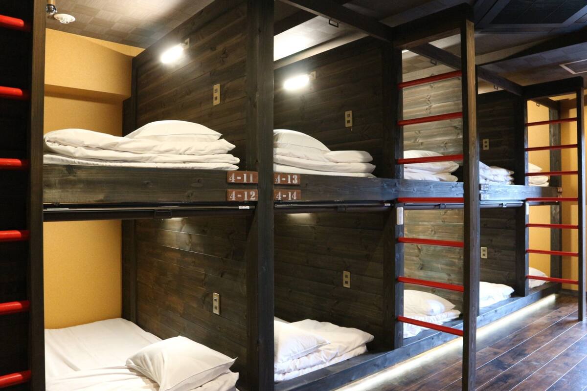 Cofres nos quartos, cortinas blackout, Wi-Fi de cortesia, roupa de cama