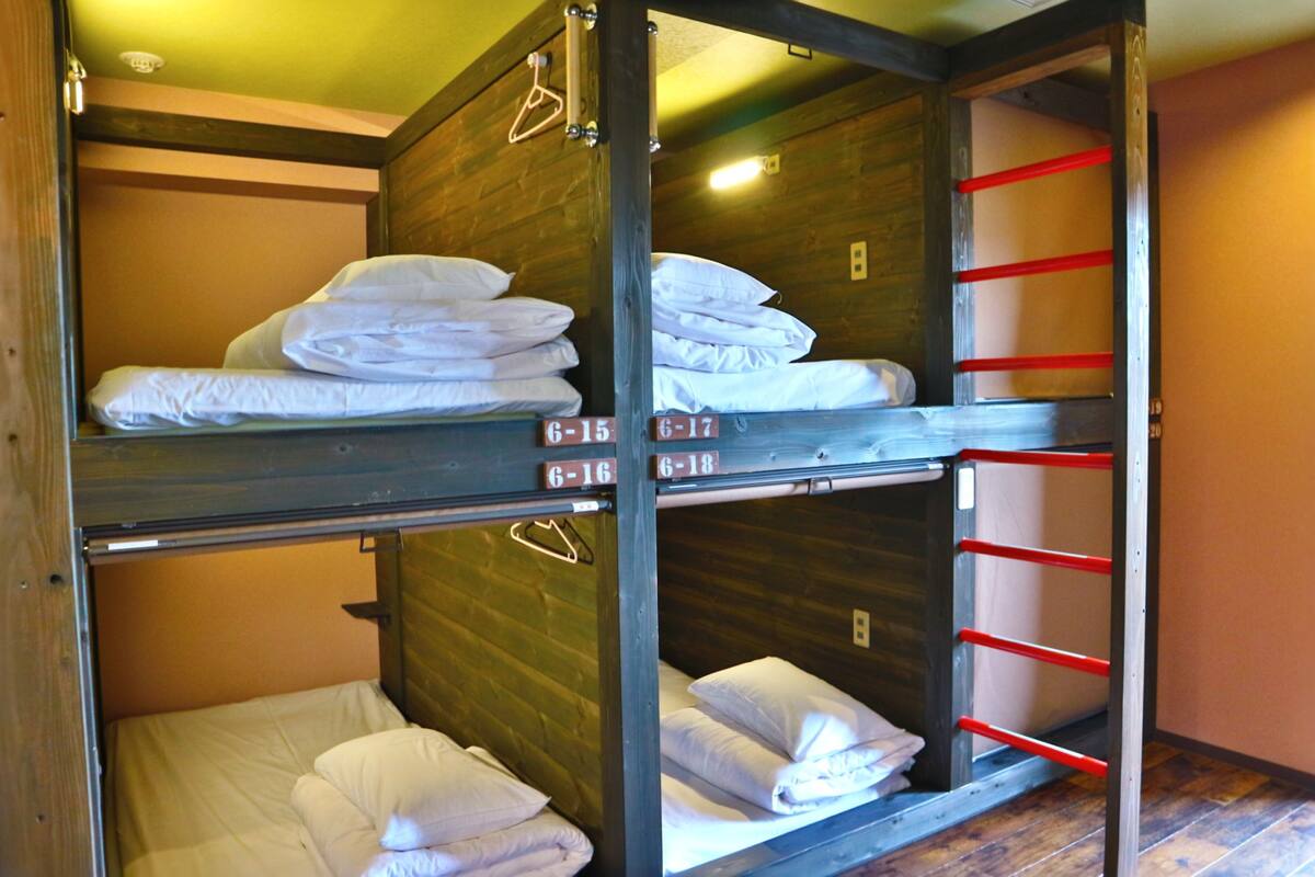 Cofres nos quartos, cortinas blackout, Wi-Fi de cortesia, roupa de cama