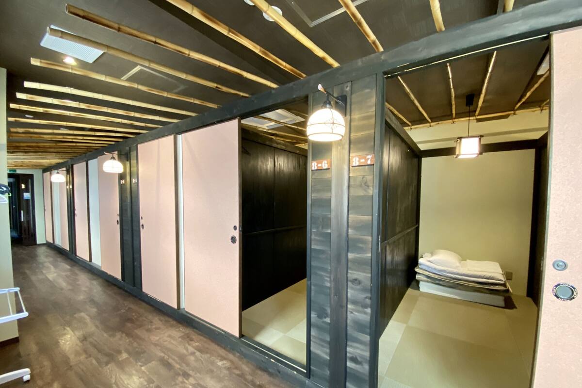 Cofres nos quartos, cortinas blackout, Wi-Fi de cortesia, roupa de cama