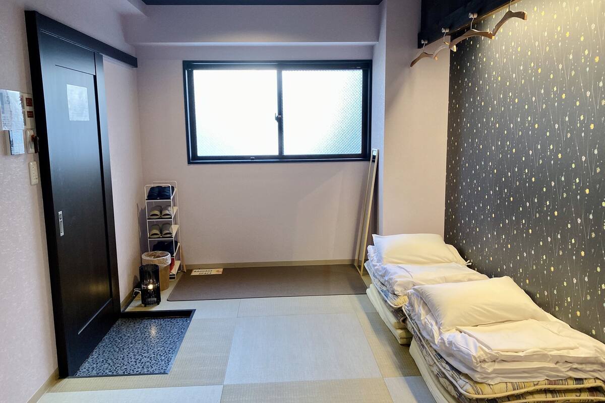 Cofres nos quartos, cortinas blackout, Wi-Fi de cortesia, roupa de cama