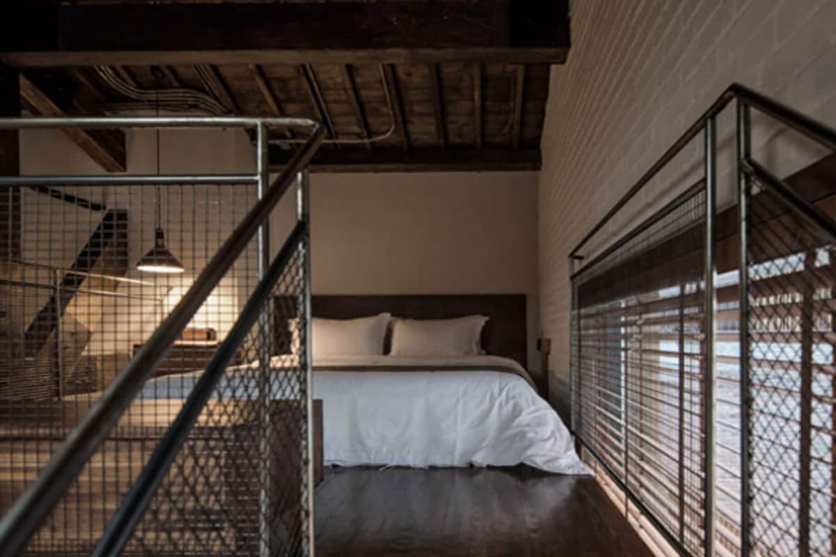 Habitación doble de diseñador | Minibar, caja de seguridad en la habitación y escritorio