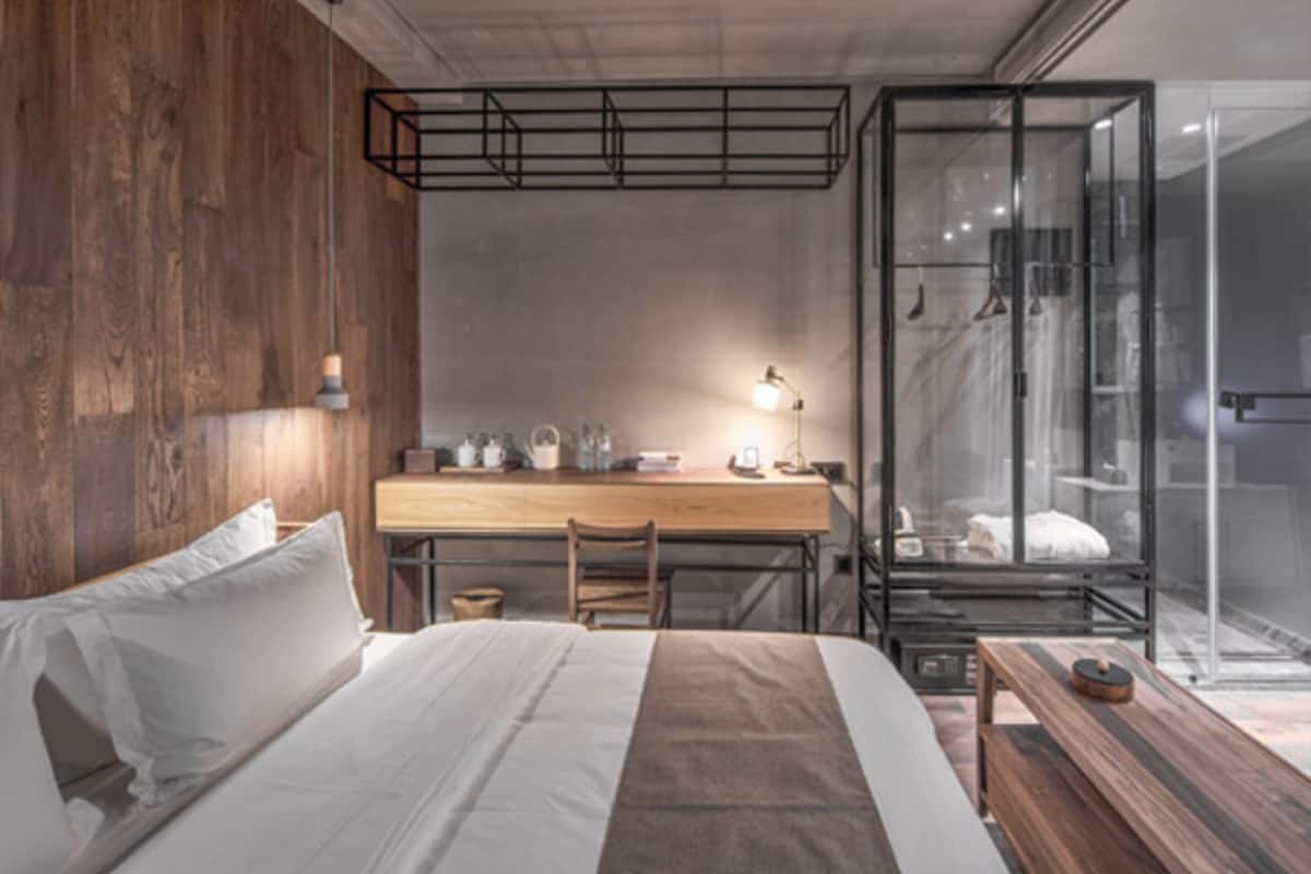 Habitación doble de diseñador | Minibar, caja de seguridad en la habitación y escritorio