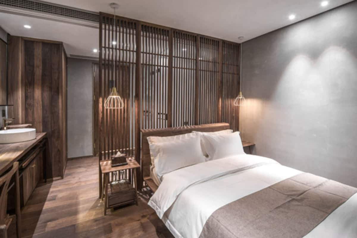Habitación doble de diseñador | Minibar, caja de seguridad en la habitación y escritorio