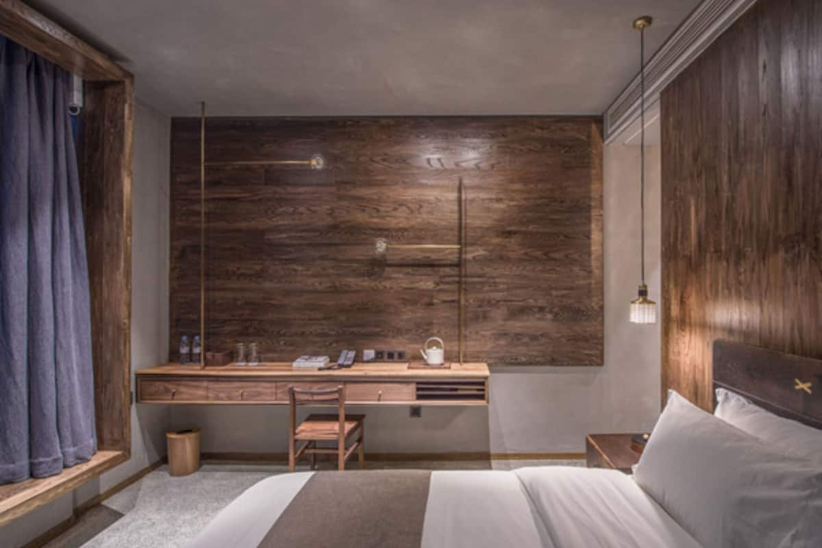 Minibar, caja de seguridad en la habitación y escritorio