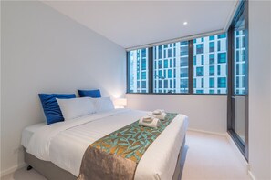 City Apartment, 1 King Bed | 1 bedroom, iron/ironing board, bed sheets - APC on Collins (Docklands)