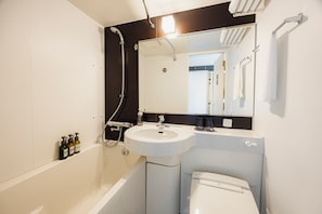 Combined shower/bathtub, free toiletries, hair dryer, slippers - HOTEL HULATON fukuoka hakata (Fukuoka)