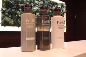 Ensemble douche/baignoire, articles de toilette gratuits, sèche-cheveux