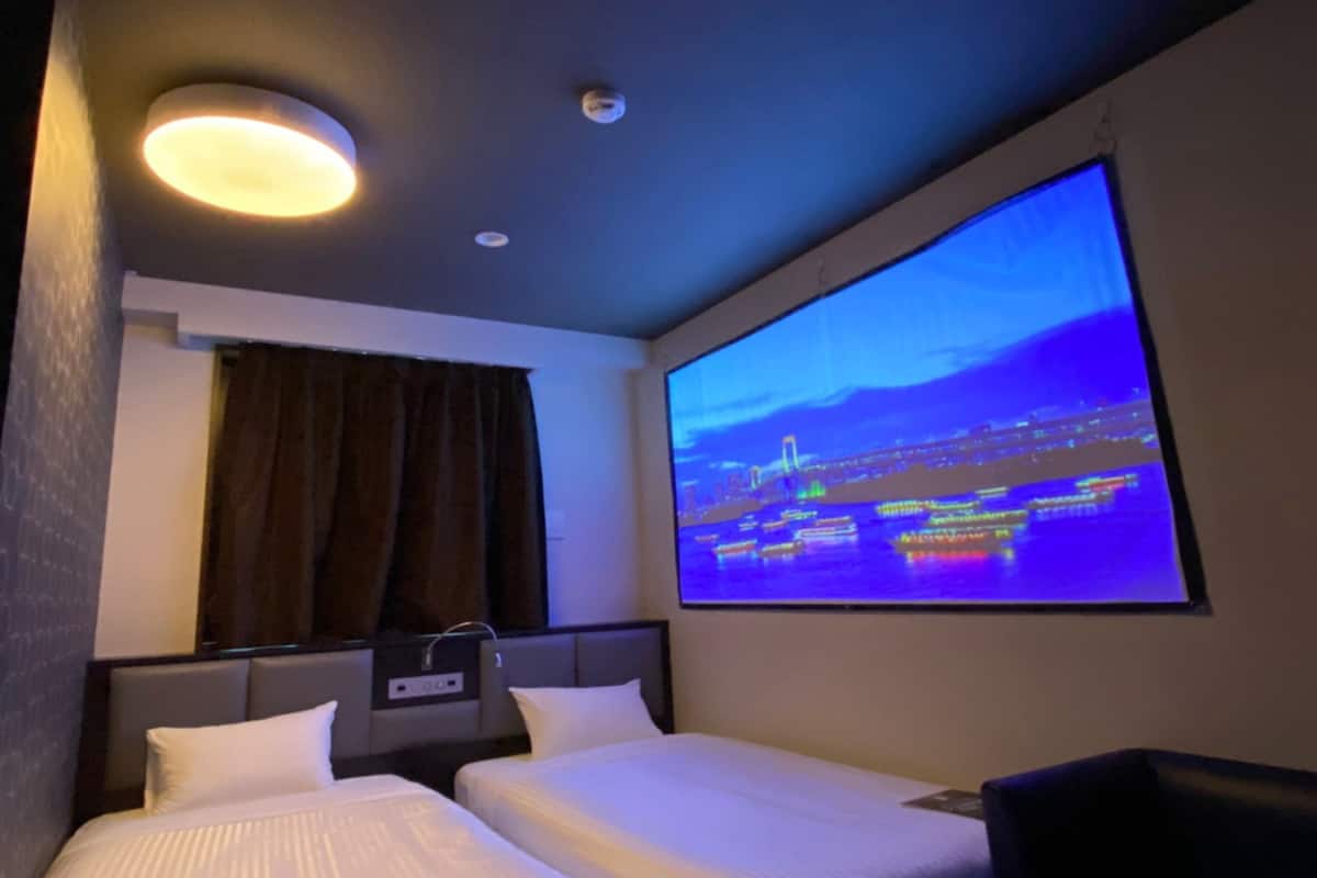 hollywood twin room, non smoking | 1 bedroom, desk, free wifi