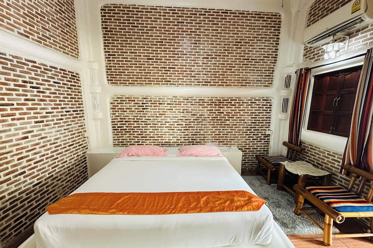 Superior Double Room | 1 bedroom, in-room safe, desk, free WiFi