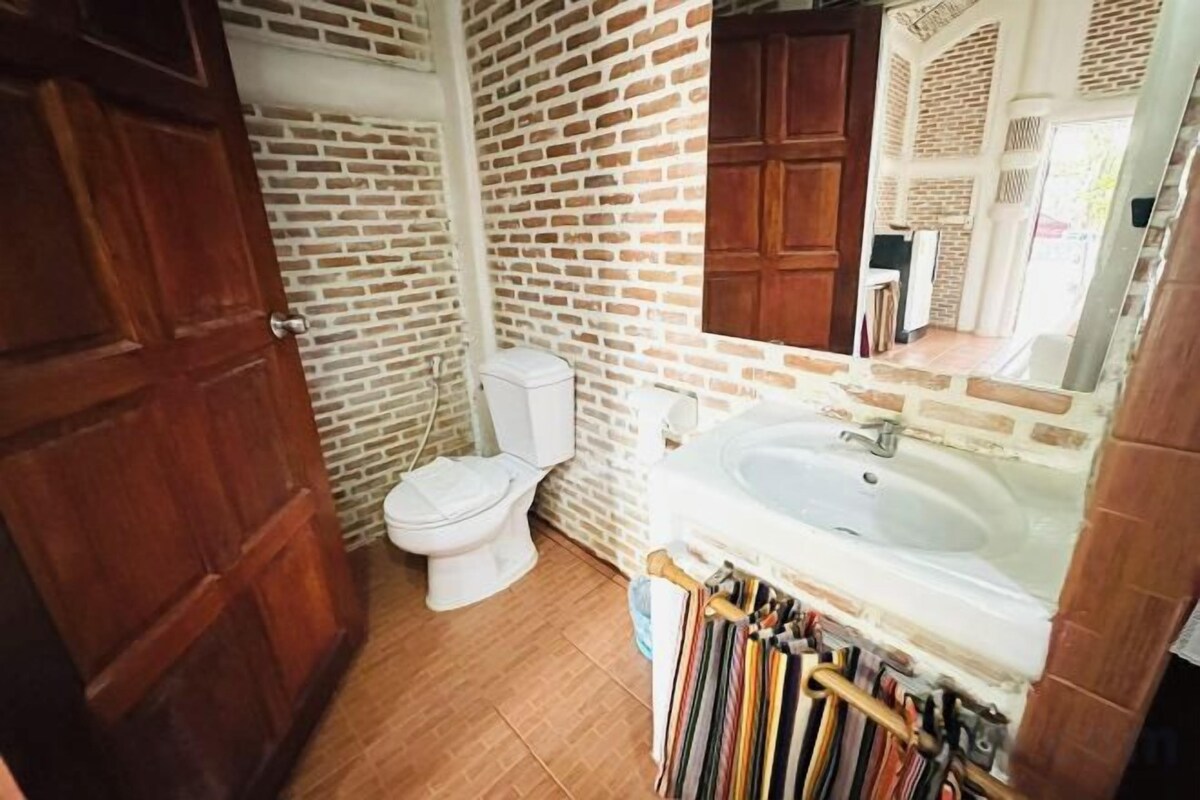 Bathroom | Shower, free toiletries, towels