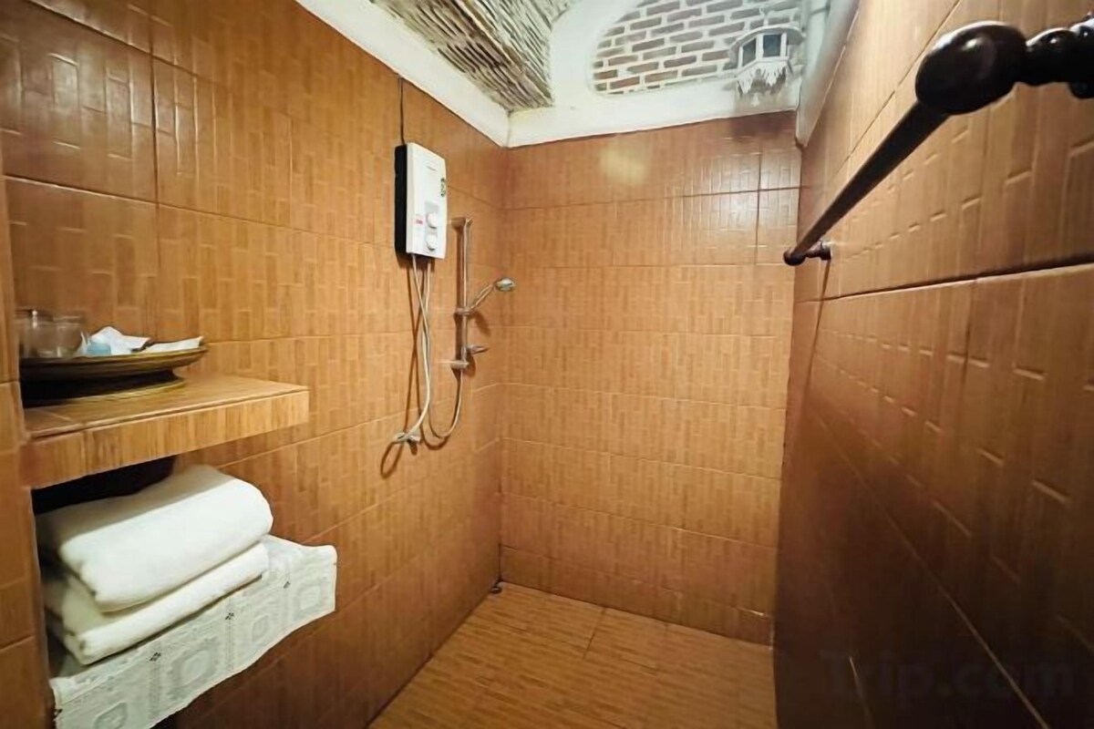 Shower, free toiletries, towels