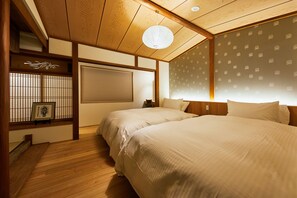 Un dormitorio tradicional japonés con vigas de madera, suelo de tatami y puertas correderas shoji.