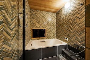 Suite Deluxe (IPPONBASHI, Shirakawa View) | Baño | Tina y regadera independientes y tina profunda