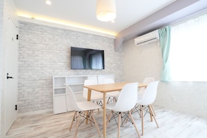 VI-3 | Living room | 32-inch flat-screen TV with digital channels, TV