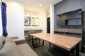 VI-2 | Living room | 32-inch flat-screen TV with digital channels, TV