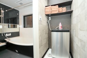 VI-2 | Bathroom | Separate tub and shower, free toiletries, hair dryer, bidet - Villa Ikebukuro Altair (Tokyo)