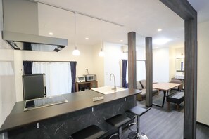 VI-2 | Private kitchenette | Fridge, microwave, oven, stovetop - Villa Ikebukuro Altair (Tokyo)