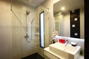 Deluxe Studio | Bilik Mandi | Pancuran mandi, kelengkapan dandanan diri percuma, pengering rambut 