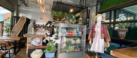 Breakfast, lunch, dinner served; local and international cuisine