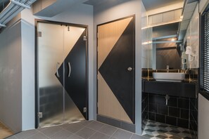 Douche, articles de toilette (gratuits), séchoir à cheveux