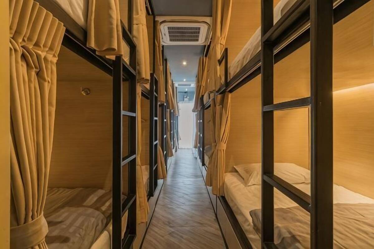 Minibar, màn/rèm cản sáng, bàn ủi/dụng cụ ủi quần áo 