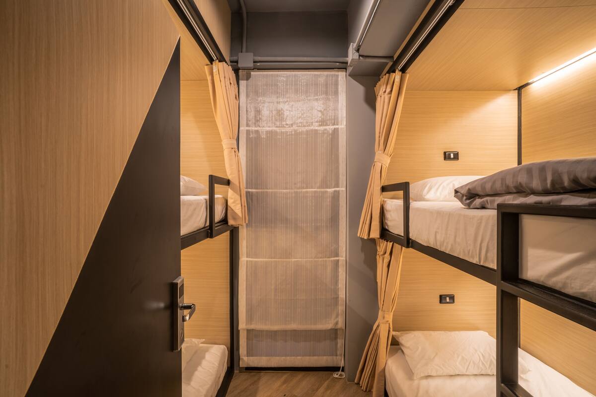 4 Bed Female Dorm Room | Minibar, màn/rèm cản sáng, bàn ủi/dụng cụ ủi quần áo 