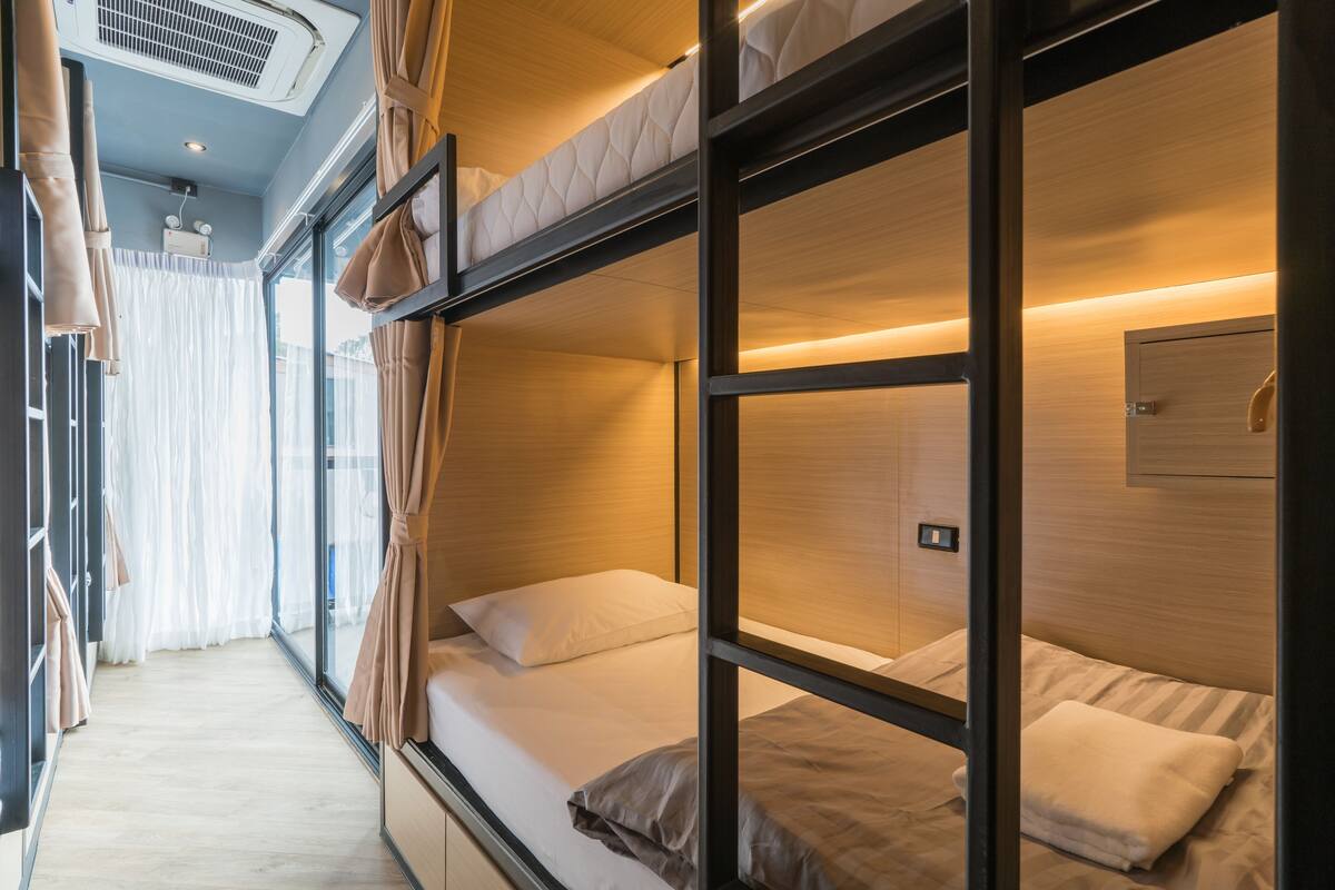 20-Bed Mixed Economy Dormitory | Minibar, màn/rèm cản sáng, bàn ủi/dụng cụ ủi quần áo 