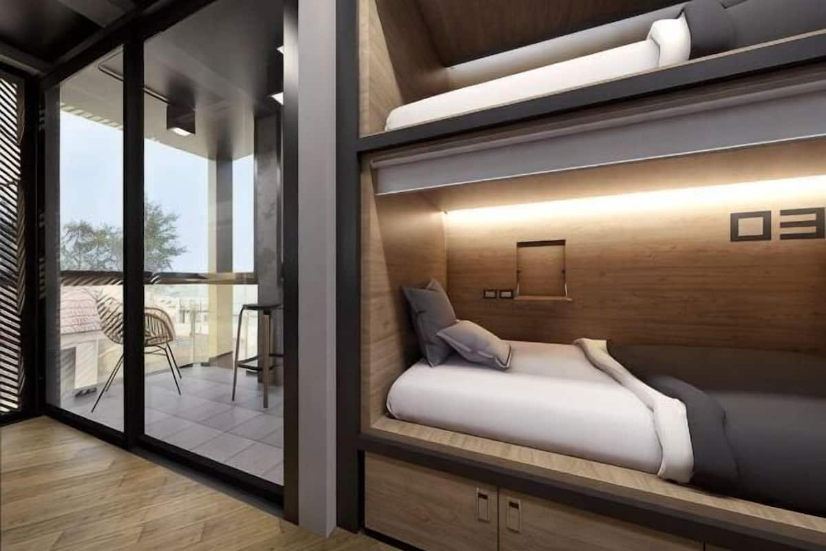 Minibar, màn/rèm cản sáng, bàn ủi/dụng cụ ủi quần áo 