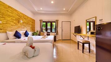 Standard Apartment with Patio - Ground Floor | Caja de seguridad en la habitación y escritorio