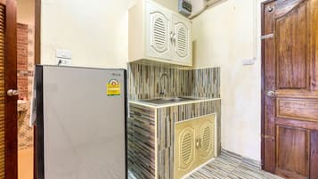 Deluxe Apartment with Balcony | Cocina privada | Frigorífico, microondas, placa de cocina y hervidor eléctrico