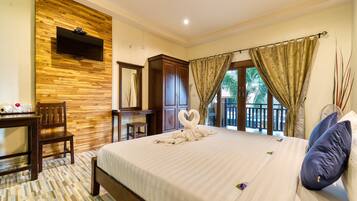Deluxe Apartment with Balcony | In-room safe, desk, iron/ironing board, free WiFi