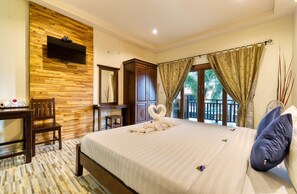 Deluxe Apartment with Balcony | In-room safe, desk, iron/ironing board, free WiFi