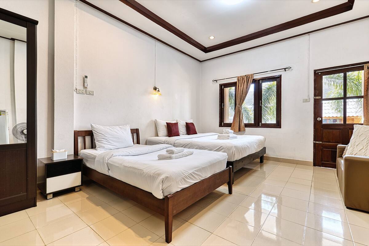 Twin Room with Balcony | In-room safe, desk, iron/ironing board (on request), WiFi (free)