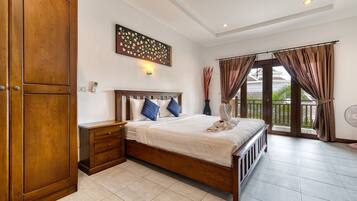 Standard Apartment with Balcony | Caja de seguridad en la habitación y escritorio