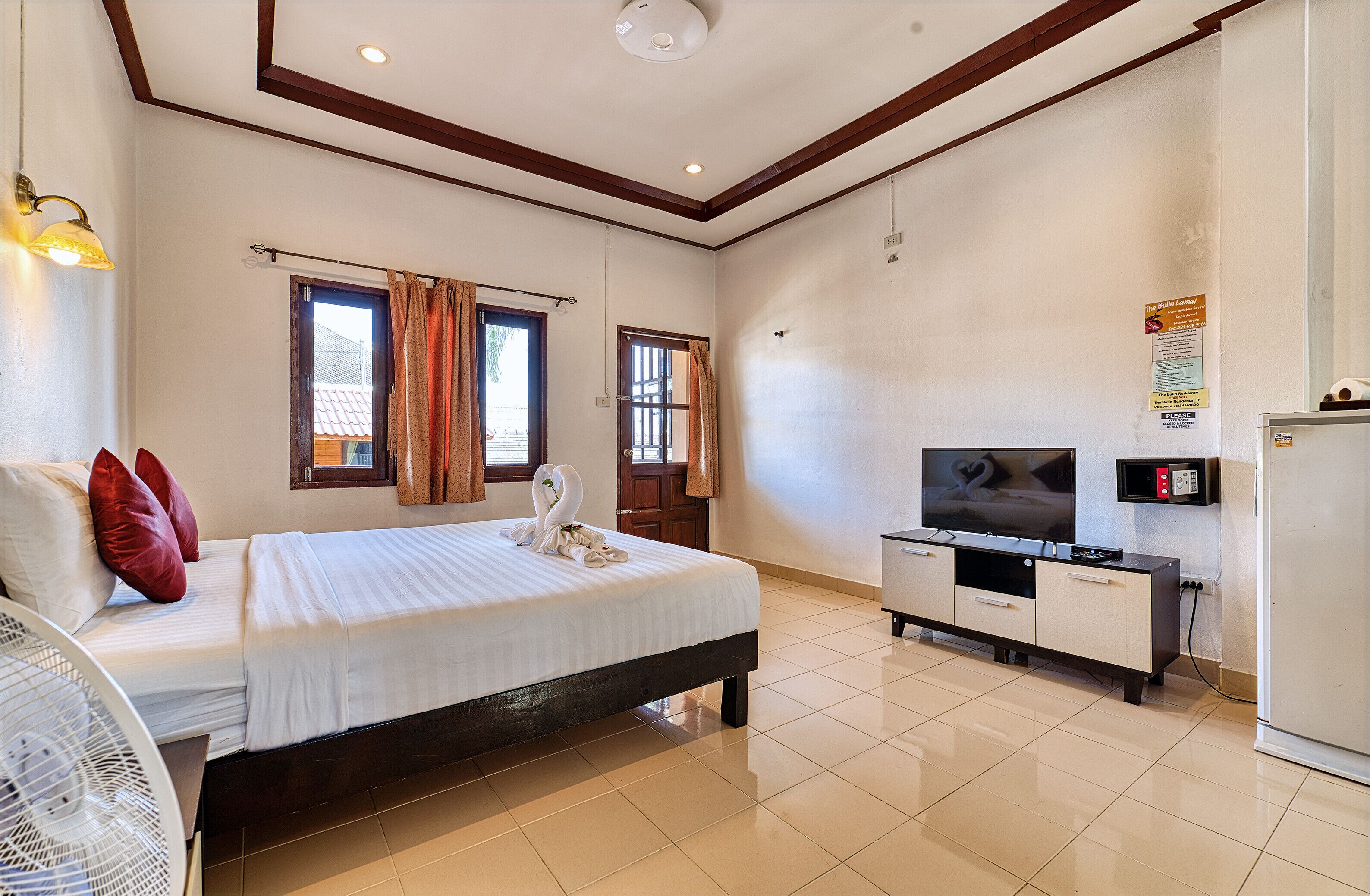 Twin Room with Balcony | Safe på rommet, skrivebord, strykejern/-brett og wi-fi (inkludert)