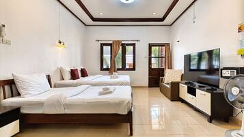 Twin Room with Balcony | Una cassaforte in camera, una scrivania, ferro/asse da stiro