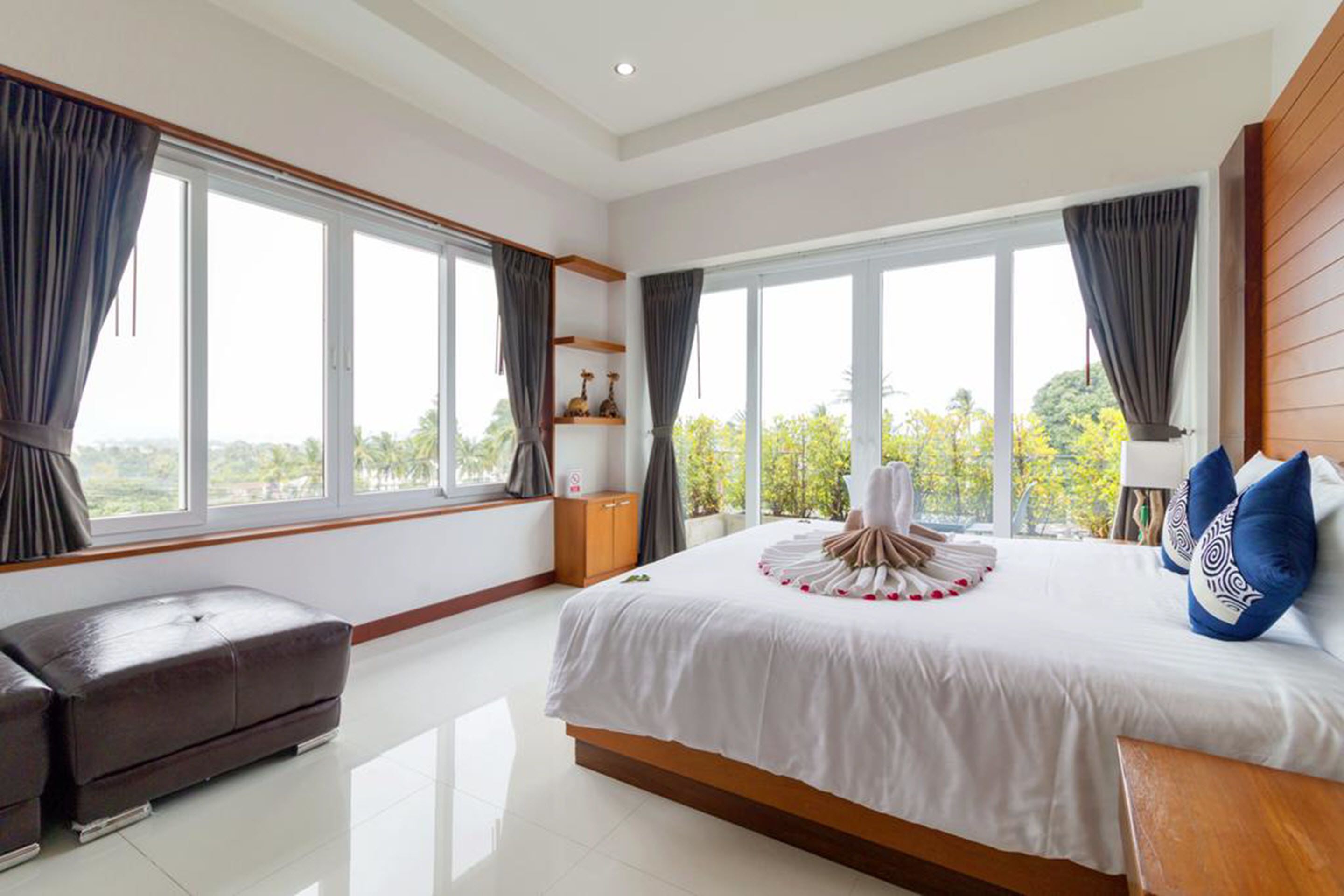 Deluxe Pool Villa with Sea View  | 객실 내 금고, 책상, 암막 커튼, 다리미/다리미판
